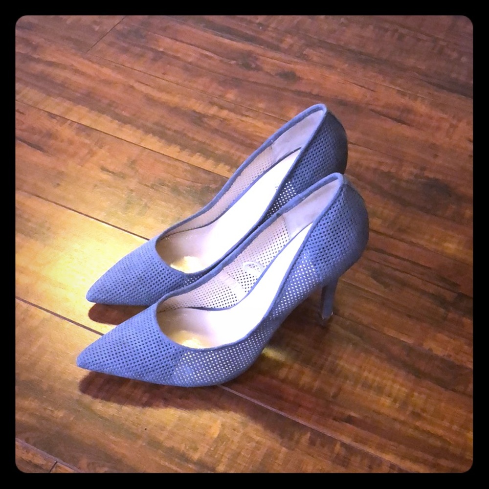 Grey pumps with pinholes and gold heel tip